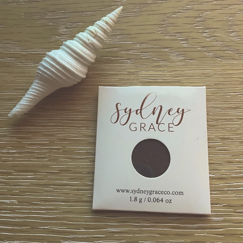 NEW SYDNEY GRACE BEYOND
SINGLE EYESHADOW